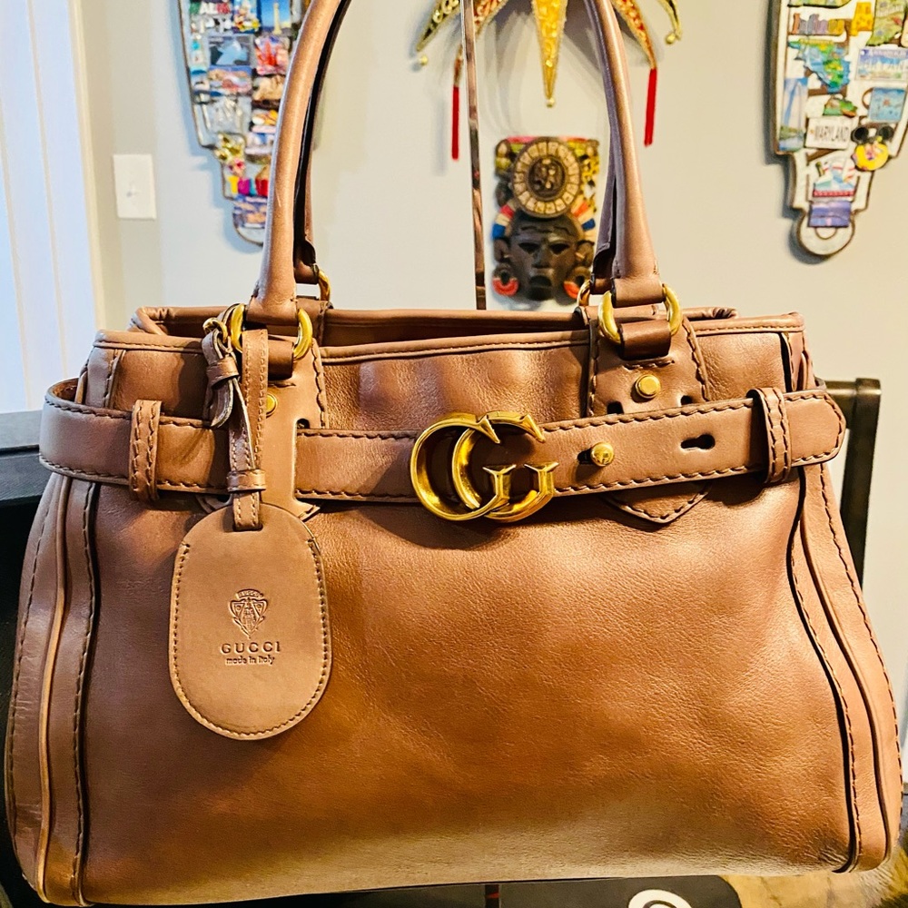 Gucci pure leather in brown.
